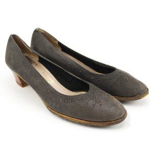 VTG Salvatore Ferragamo Boutique Brown Nubuck Punch Out Medallion Low Heels 8 AA